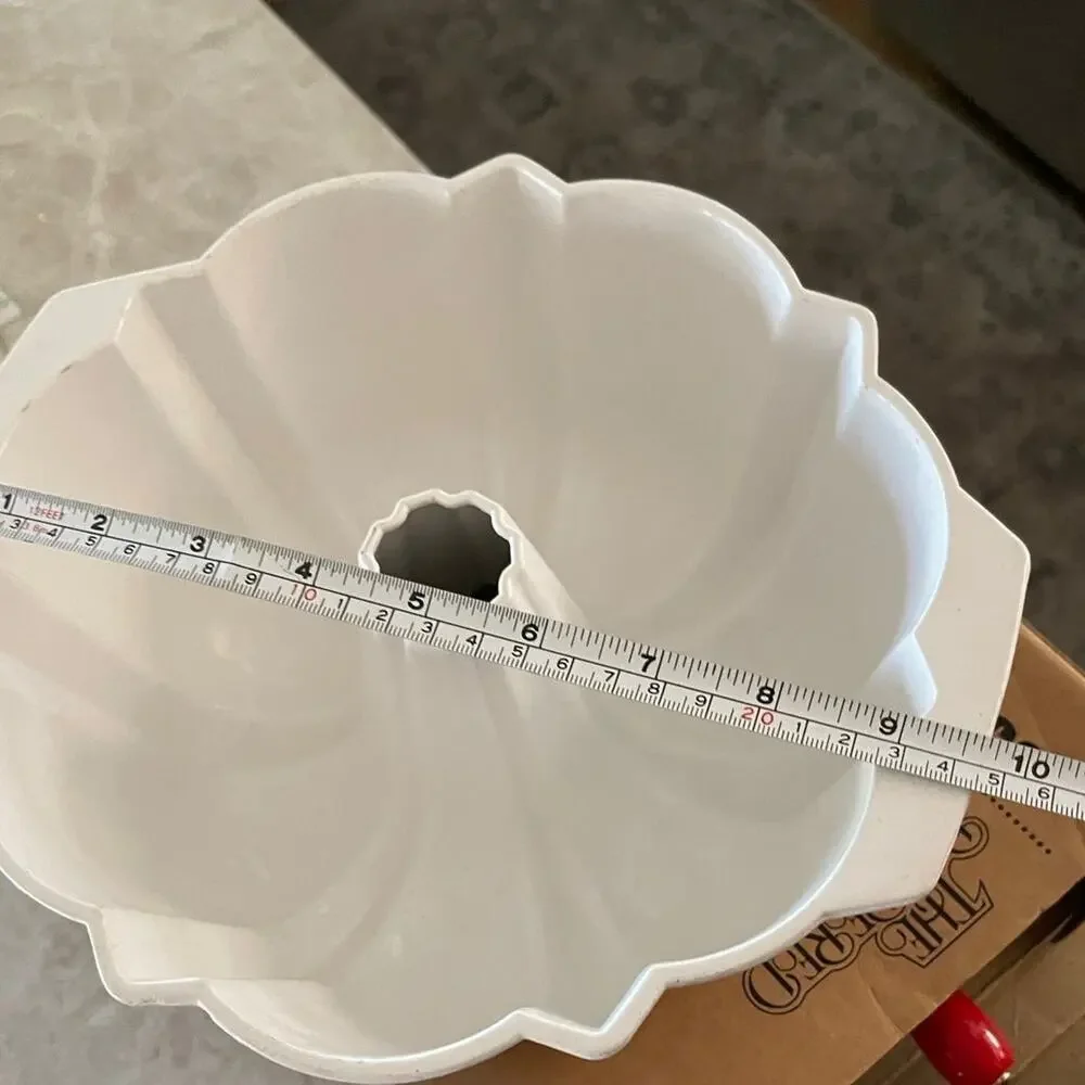 Nordic Ware aluminum Bundt Pan 9” white
